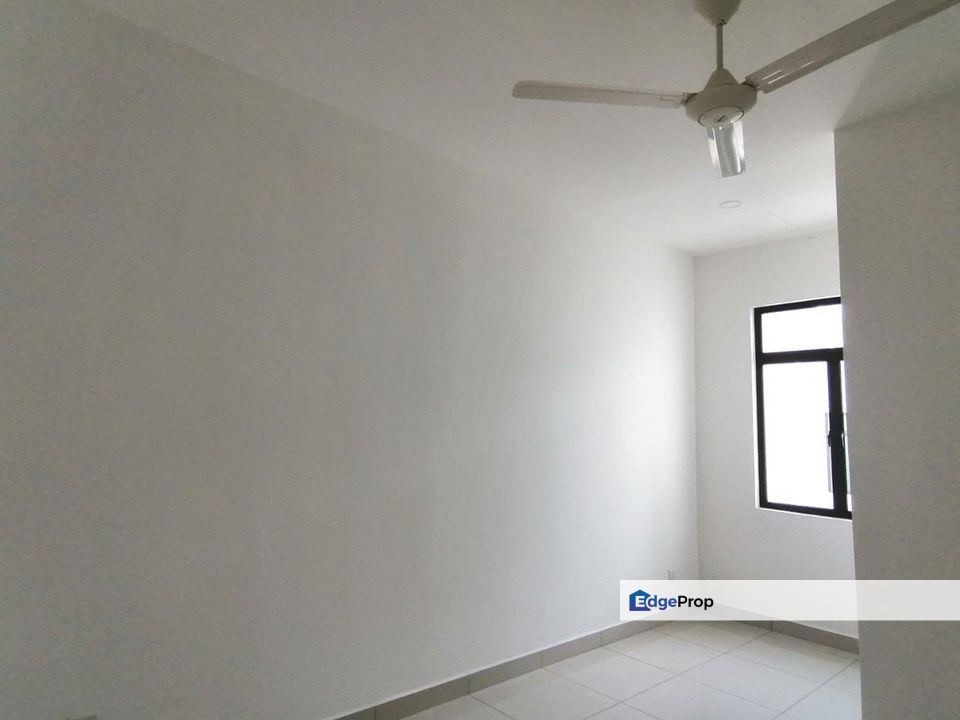 Freehold double storey landed house guarded at canal garden north horizon hill, Johor, 
