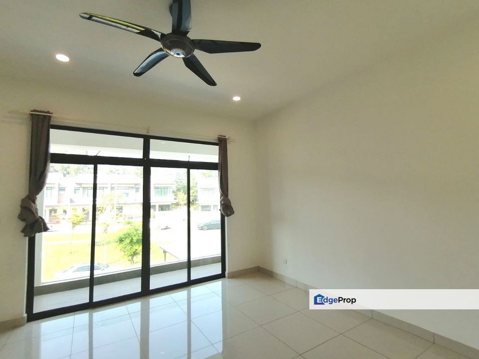 Freehold double storey landed house guarded at canal garden north horizon hill, Johor, 