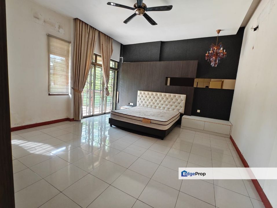 Freehold double storey landed house semi d renovated and guarded at kempas utama skudai, Johor, Johor Bahru