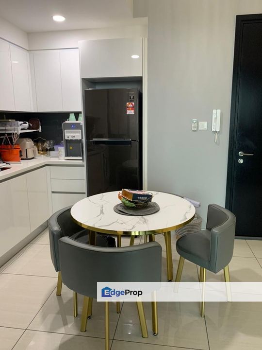 Freehold full loan almas suites service apartment fully furniture for sales in puteri harbour, Johor, 