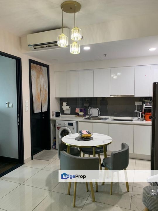 Freehold full loan almas suites service apartment fully furniture for sales in puteri harbour, Johor, 