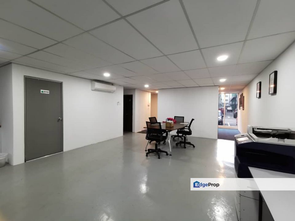 Partial furniture ground floor shoplot at danga utama sutera skudai, Johor, Pontian