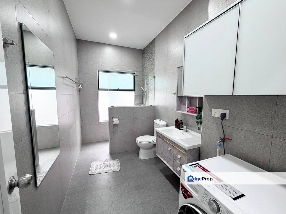 Freehold double storey townhouse renovated and guarded at pinggiran bayou leisure farm gelang patah, Johor, Gelang Patah