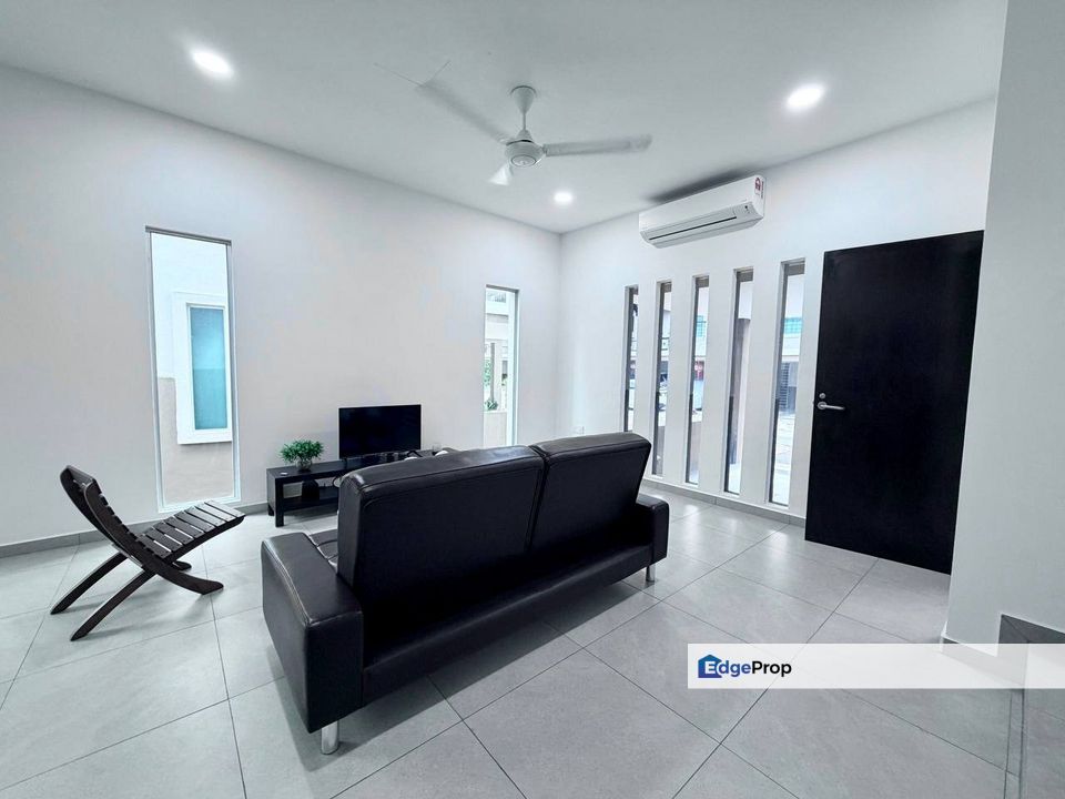 Freehold double storey townhouse renovated and guarded at pinggiran bayou leisure farm gelang patah, Johor, Gelang Patah