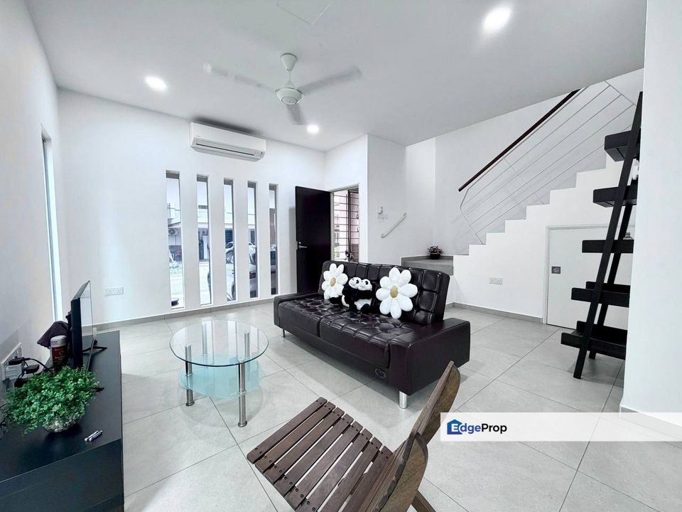 Freehold double storey townhouse renovated and guarded at pinggiran bayou leisure farm gelang patah, Johor, Gelang Patah