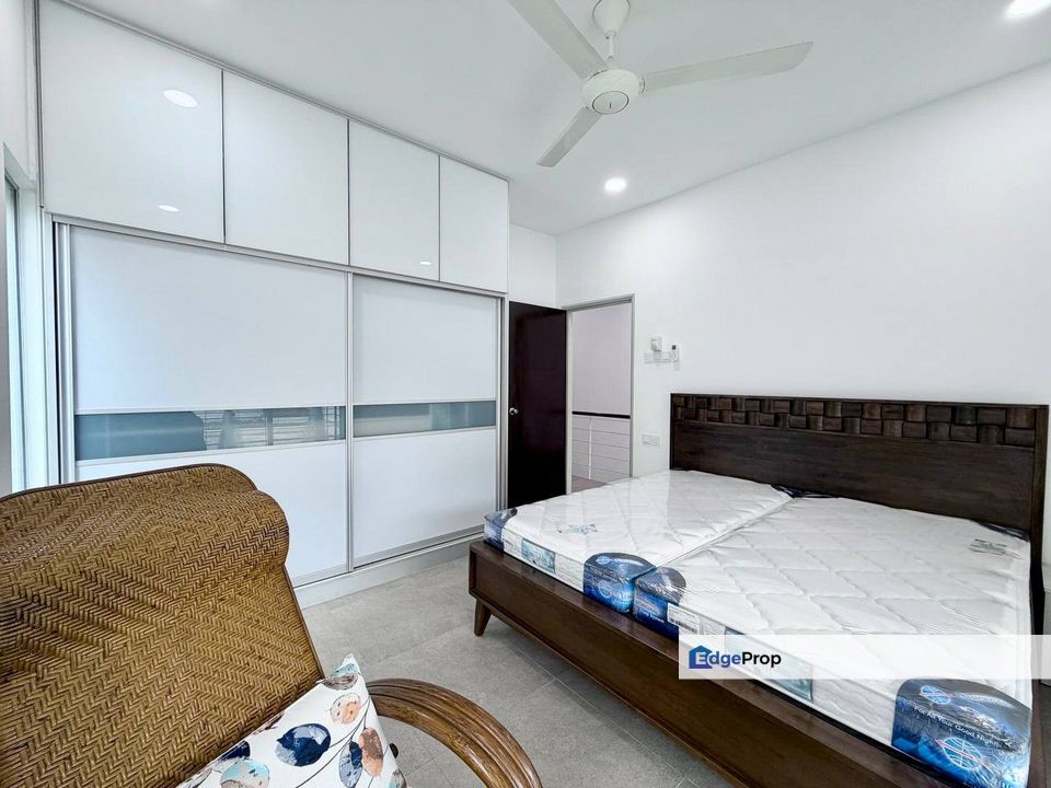 Freehold double storey townhouse renovated and guarded at pinggiran bayou leisure farm gelang patah, Johor, Gelang Patah