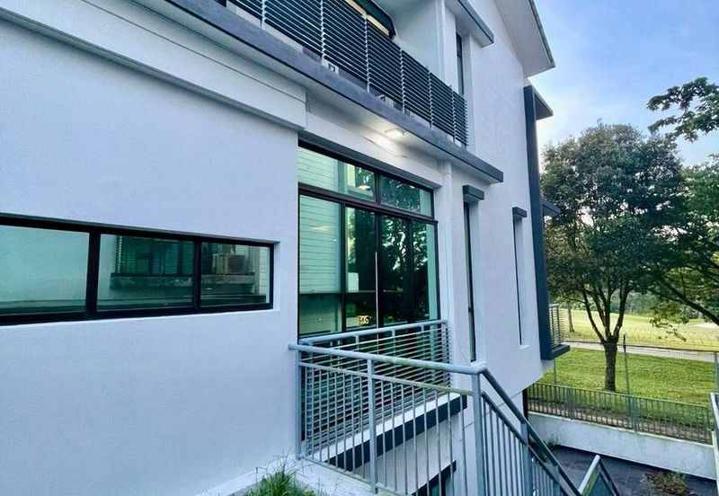 Freehold 2.5 storey semi d renovated at golf east horizon hill for sales