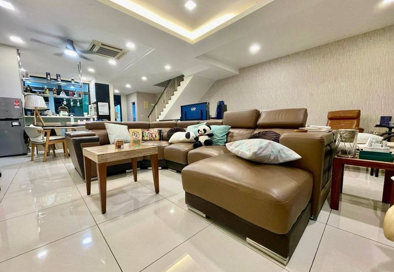 Freehold 2.5 storey semi d renovated at golf east horizon hill for sales