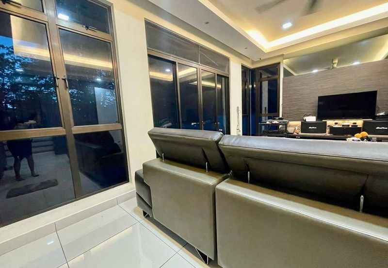 Freehold 2.5 storey semi d renovated at golf east horizon hill for sales