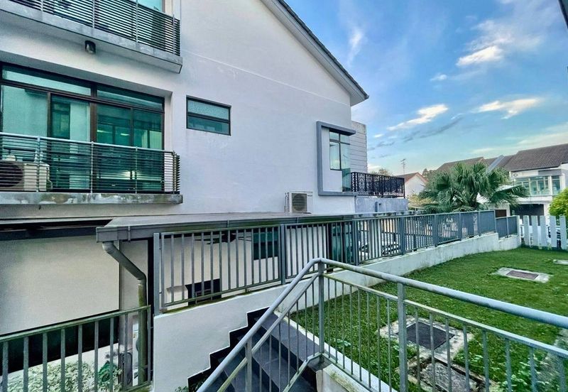 Freehold 2.5 storey semi d renovated at golf east horizon hill for sales