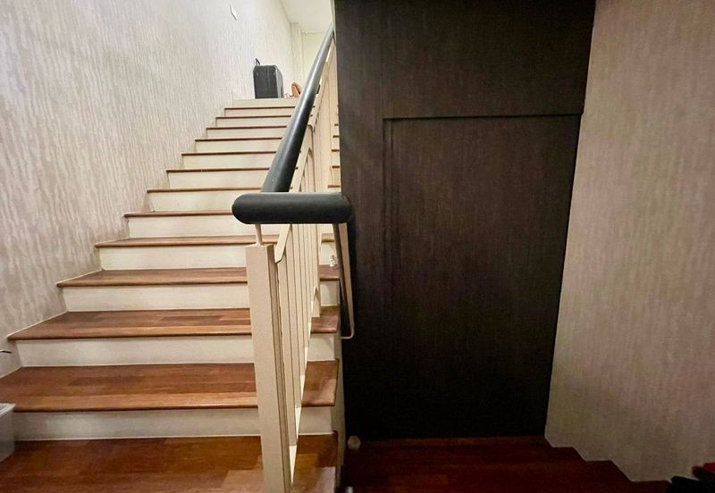 Freehold 2.5 storey semi d renovated at golf east horizon hill for sales