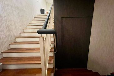 Freehold 2.5 storey semi d renovated at golf east horizon hill for sales