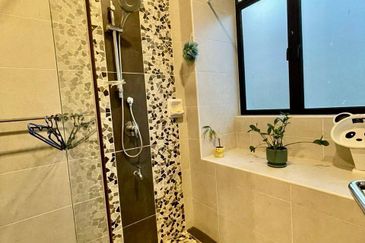 Freehold 2.5 storey semi d renovated at golf east horizon hill for sales