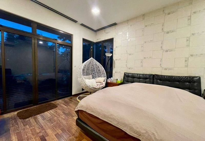 Freehold 2.5 storey semi d renovated at golf east horizon hill for sales