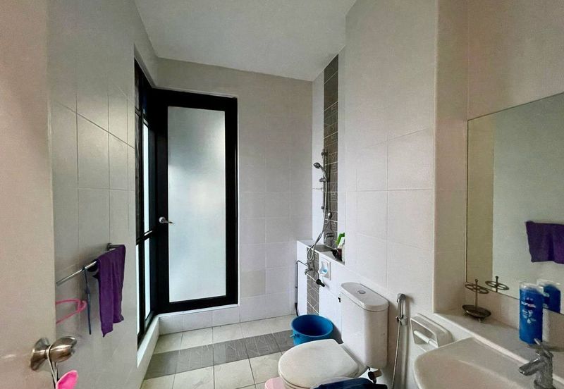 Freehold 2.5 storey semi d renovated at golf east horizon hill for sales