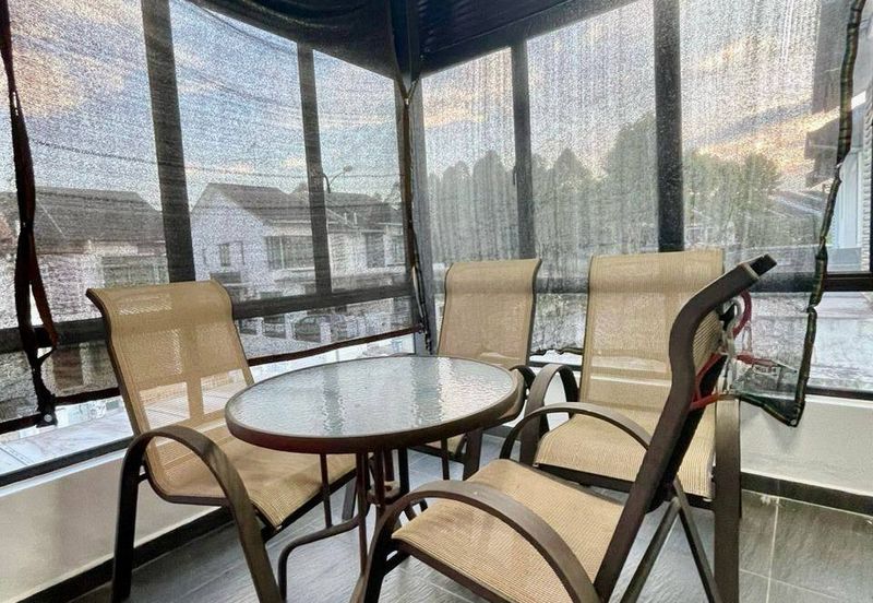 Freehold 2.5 storey semi d renovated at golf east horizon hill for sales