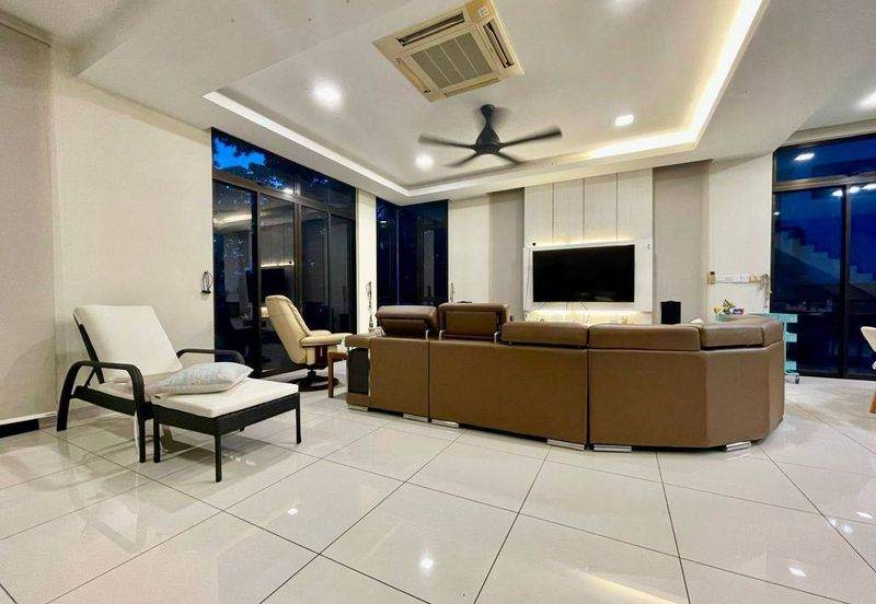 Freehold 2.5 storey semi d renovated at golf east horizon hill for sales