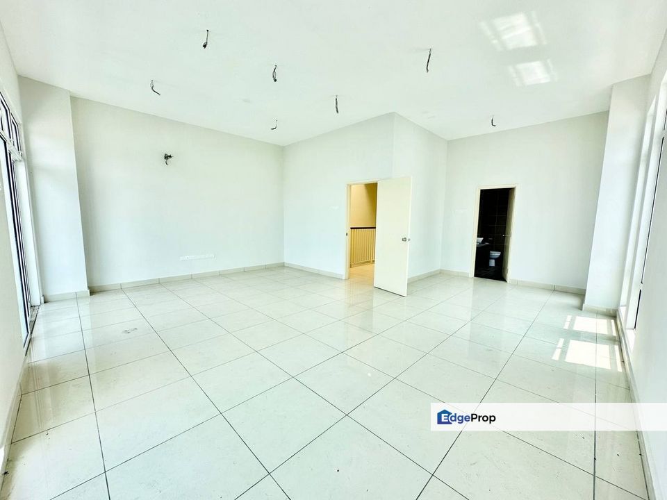 Freehold 3 storey cluster house in nusa sentral with guarded and security garden, Johor, 