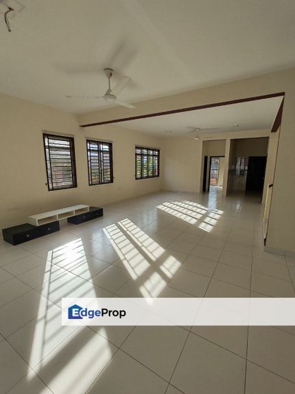 Freehold double storey end lot with land guarded in taman nusa idaman, Johor, 