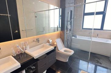 Freehold double storey semi d renovated unit in horizon hill iskandar puteri