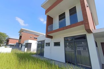 Freehold Three storey corner lot bangalow at the hill horizon hill 