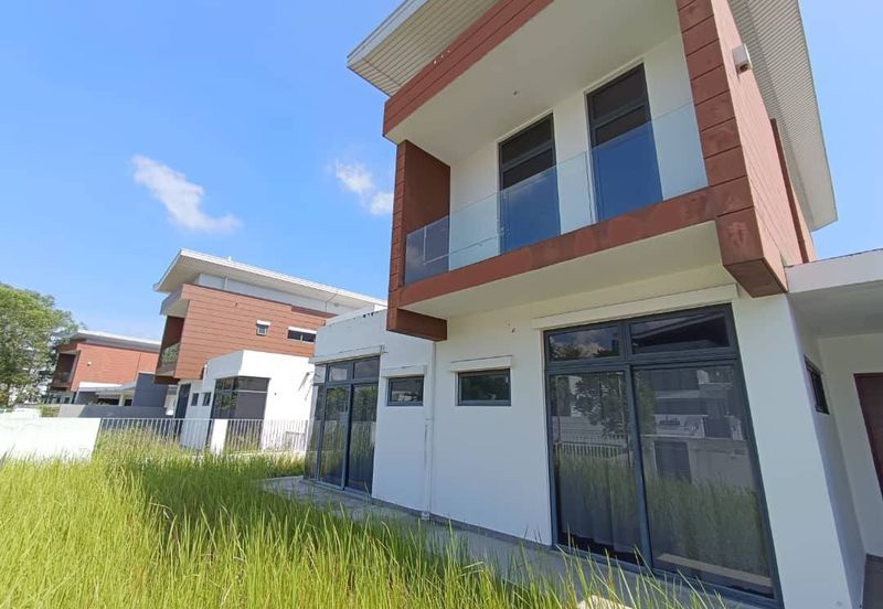 Freehold Three storey corner lot bangalow at the hill horizon hill 