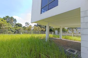 Freehold Three storey corner lot bangalow at the hill horizon hill 