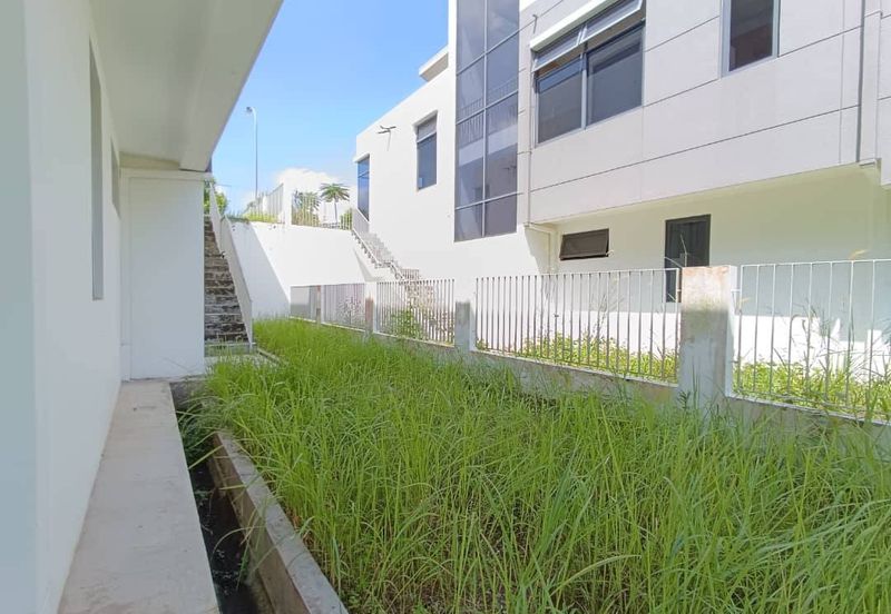 Freehold Three storey corner lot bangalow at the hill horizon hill 