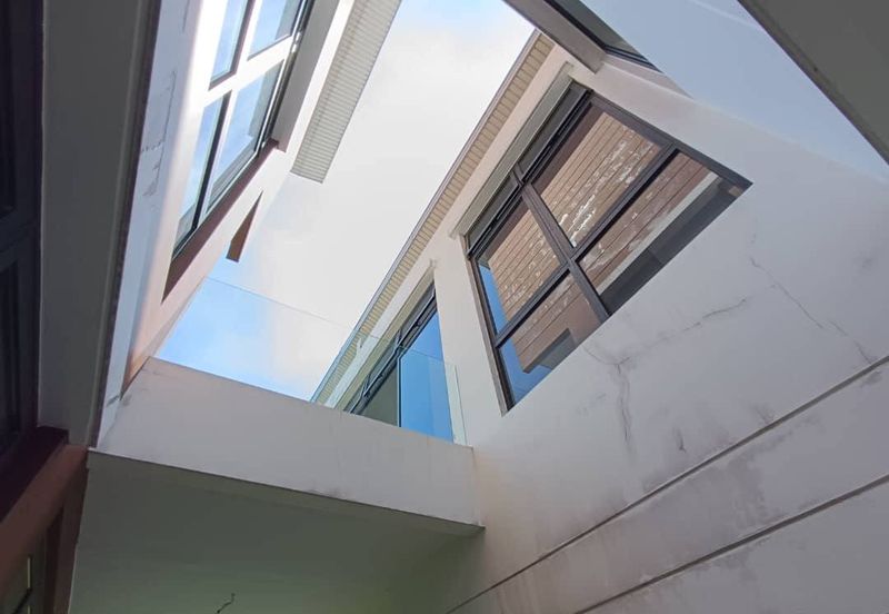 Freehold Three storey corner lot bangalow at the hill horizon hill 