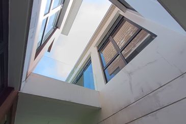 Freehold Three storey corner lot bangalow at the hill horizon hill 