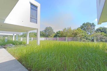 Freehold Three storey corner lot bangalow at the hill horizon hill 