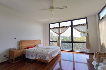 Freehold Three storey corner lot bangalow at the hill horizon hill 