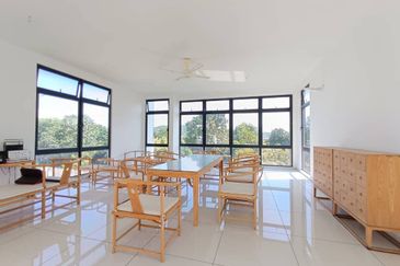 Freehold Three storey corner lot bangalow at the hill horizon hill 