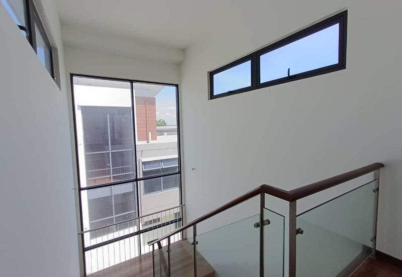 Freehold Three storey corner lot bangalow at the hill horizon hill 