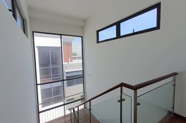 Freehold Three storey corner lot bangalow at the hill horizon hill 