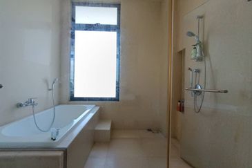 Freehold Three storey corner lot bangalow at the hill horizon hill 