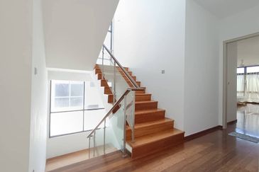 Freehold Three storey corner lot bangalow at the hill horizon hill 