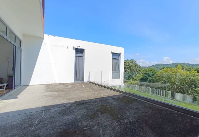 Freehold Three storey corner lot bangalow at the hill horizon hill 