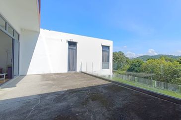 Freehold Three storey corner lot bangalow at the hill horizon hill 
