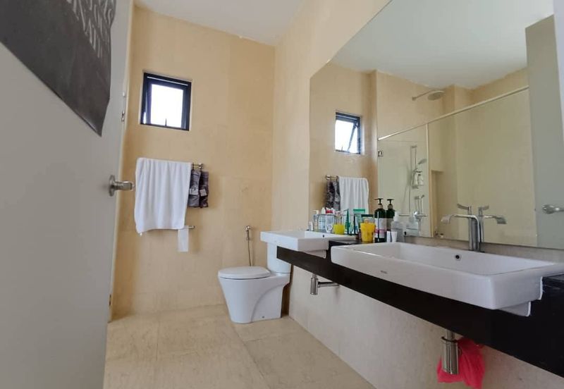 Freehold Three storey corner lot bangalow at the hill horizon hill 