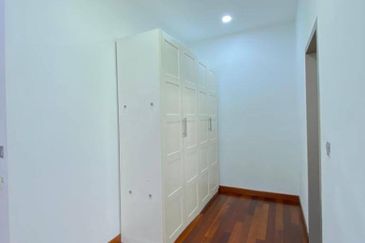 Freehold double storey corner lot cluster house renovated at canal garden south horizon hill