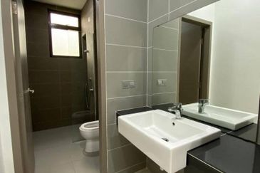 Freehold double storey corner lot cluster house renovated at canal garden south horizon hill