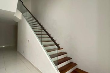 Freehold double storey corner lot cluster house renovated at canal garden south horizon hill