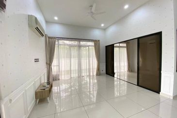 Freehold double storey corner lot cluster house renovated at canal garden south horizon hill