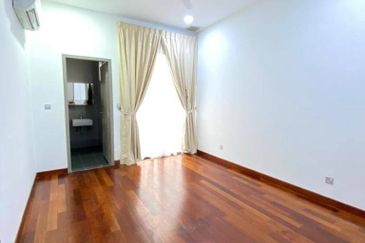 Freehold double storey corner lot cluster house renovated at canal garden south horizon hill