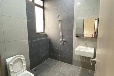 Freehold double storey corner lot cluster house renovated at canal garden south horizon hill