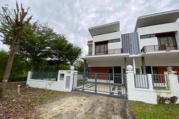 Freehold double storey corner lot cluster house renovated at canal garden south horizon hill