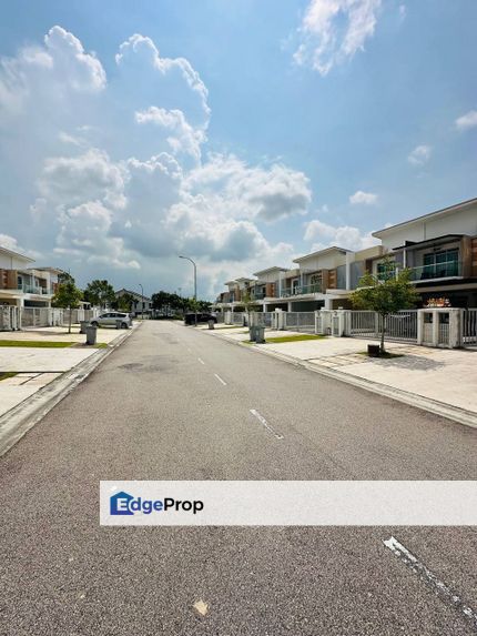 Freehold double storey superlink at gerbang nusajaya aspira lakehomes, Johor, Gelang Patah