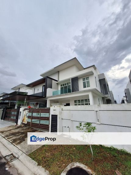 Freehold double storey cluster house unblock view at mutiara rini skudai, Johor, Skudai