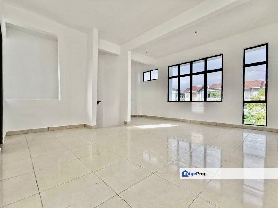 Three storey cluster house end lot at mutiara mas skudai, Johor, Skudai
